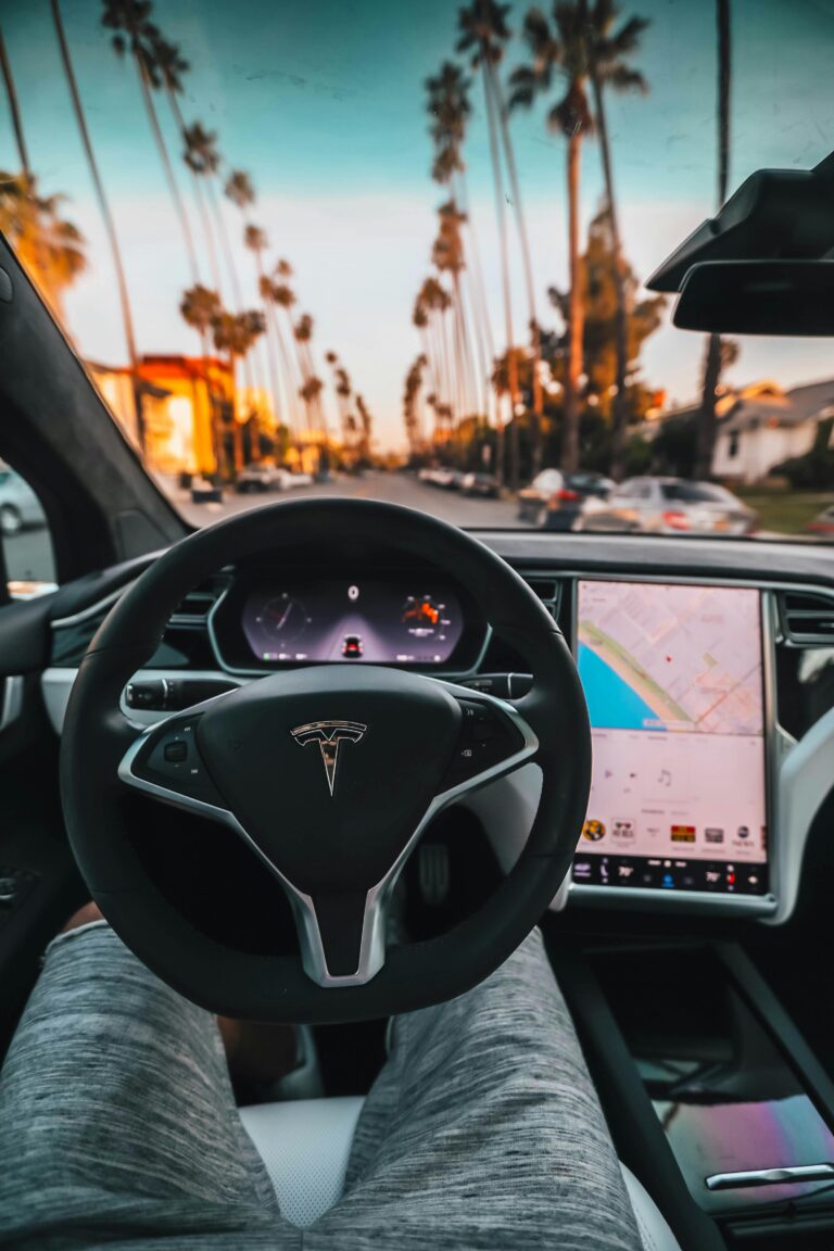 Tesla renunță la Autopilot