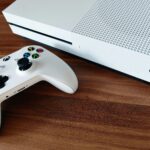 consola Xbox cu controler, ilustrare a scăderii vânzărilor Microsoft în domeniul gaming
