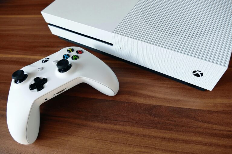 consola Xbox cu controler, ilustrare a scăderii vânzărilor Microsoft în domeniul gaming