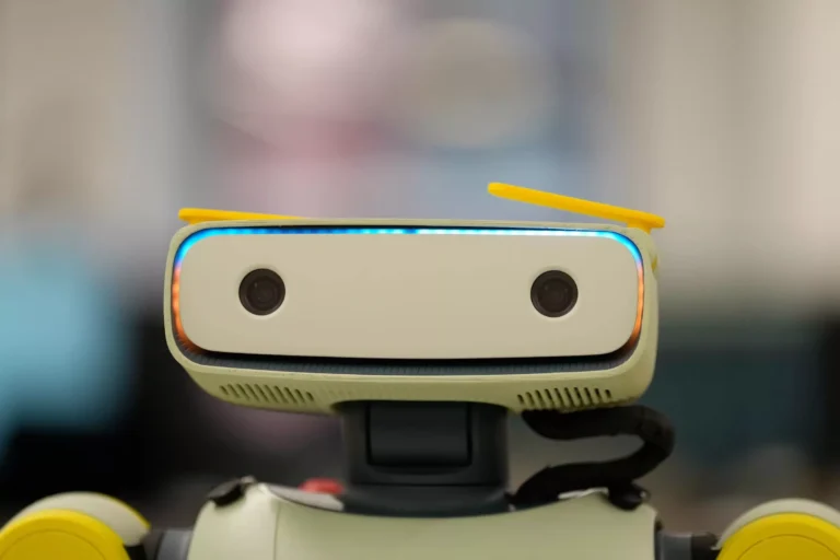 robot umanoid, inspirat din WALL-E, dezvoltat de un startup din New York