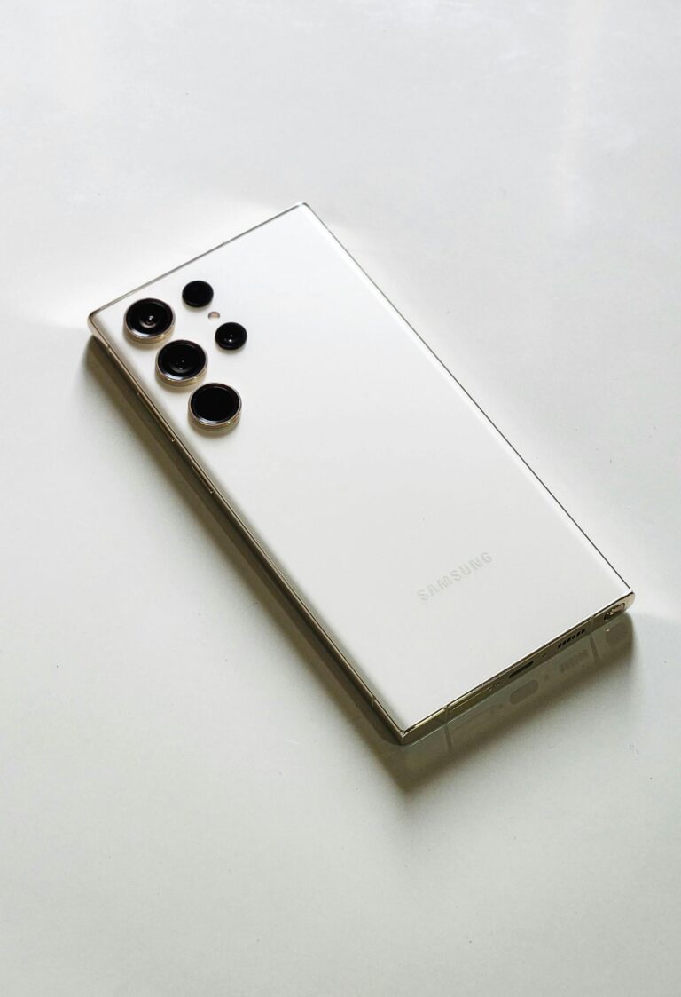 Samsung Galaxy S26 cu design modern și ecran generos, prezentat în detaliu pentru informatii despre preturi si specificatii