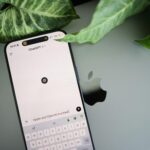 Ilustrație a tehnologiei AI dezvoltată de Apple, evidențiind inovații și progrese în domeniul inteligenței artificiale.