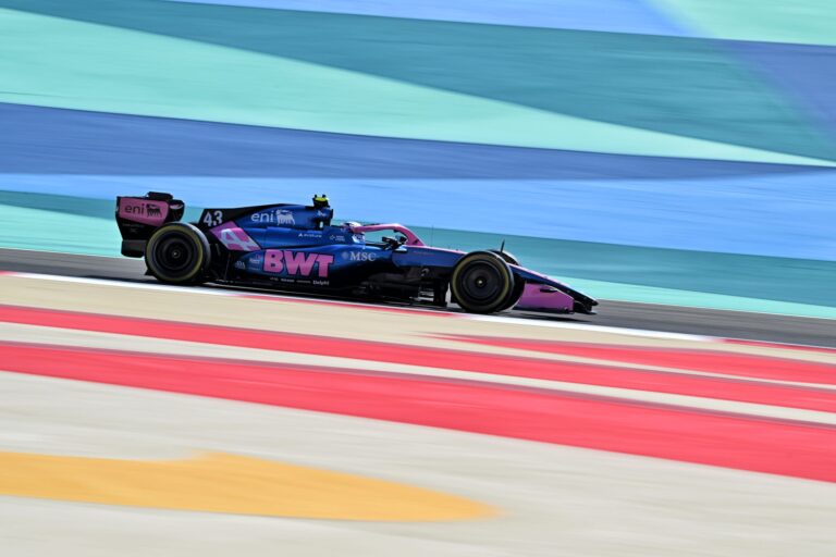 Monopost Alpine A523 pe circuit, în timpul testelor din sezonul de Formula 1 2026, cu focus pe motor și design aerodinamic.