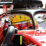 Lewis Hamilton la volanul unei mașini de Formula 1, în timpul unor teste pe circuit, cu focus pe reacțiile sale la noile reglementări din 2026.