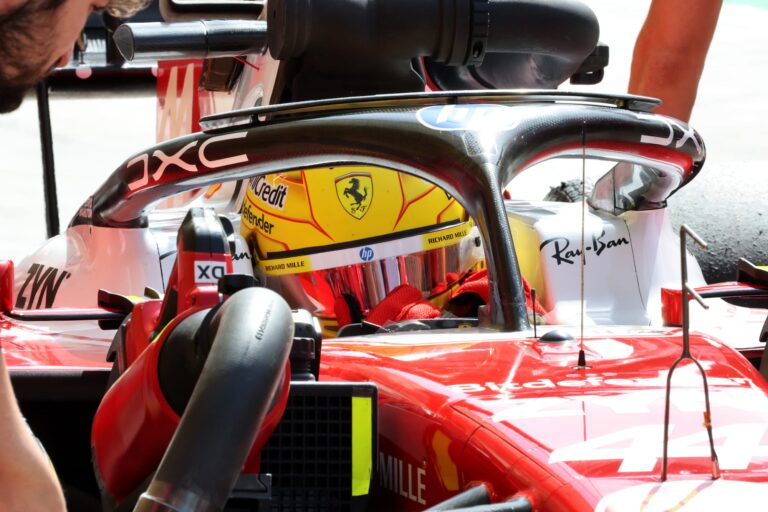 Lewis Hamilton la volanul unei mașini de Formula 1, în timpul unor teste pe circuit, cu focus pe reacțiile sale la noile reglementări din 2026.