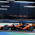 Mașină de Formula 1 McLaren pe circuit în timpul testelor pentru sezonul 2026, ilustrată în contextul discuțiilor despre performanța echipei.