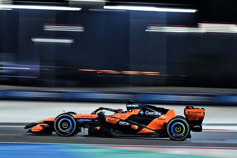 Mașină de Formula 1 McLaren pe circuit în timpul testelor pentru sezonul 2026, ilustrată în contextul discuțiilor despre performanța echipei.
