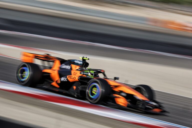 Ingineri McLaren și Mercedes în cadrul unei sesiuni de analiză tehnică pentru a înțelege performanțele monopostului Red Bull în Formula 1 2026.