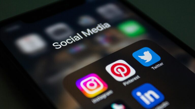 Smartphone cu iconițe ale aplicațiilor de social media afișate pe ecran.