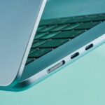MacBook Air de la Apple în culoarea Albastru Ceresc, model accesibil și colorat, prezentat într-un design subțire și modern.