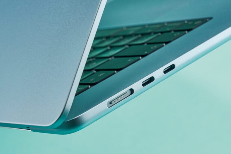 MacBook Air de la Apple în culoarea Albastru Ceresc, model accesibil și colorat, prezentat într-un design subțire și modern.
