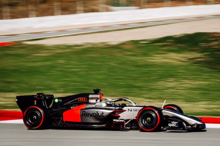 Monopost Audi F1 2026 în timpul testelor, prezentând designul și elementele tehnice pentru noul sezon de Formula 1.