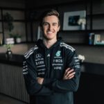 Thibaut Pourchaire, pilot de curse, în echipamentul echipei Mercedes, într-un rol de dezvoltare în Formula 1.