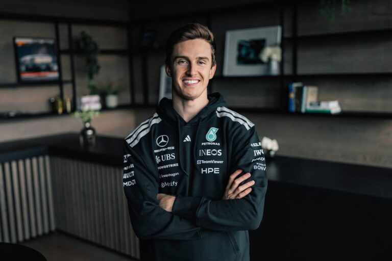 Thibaut Pourchaire, pilot de curse, în echipamentul echipei Mercedes, într-un rol de dezvoltare în Formula 1.