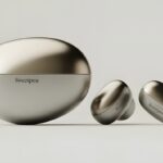 Căști wireless OpenAI Sweetpea, cu design elegant și tehnologie AI, prezentate pe un fundal neutru.
