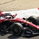 Charles Leclerc conducând un monopost Ferrari pe circuitul de Formula 1 în timpul antrenamentelor.