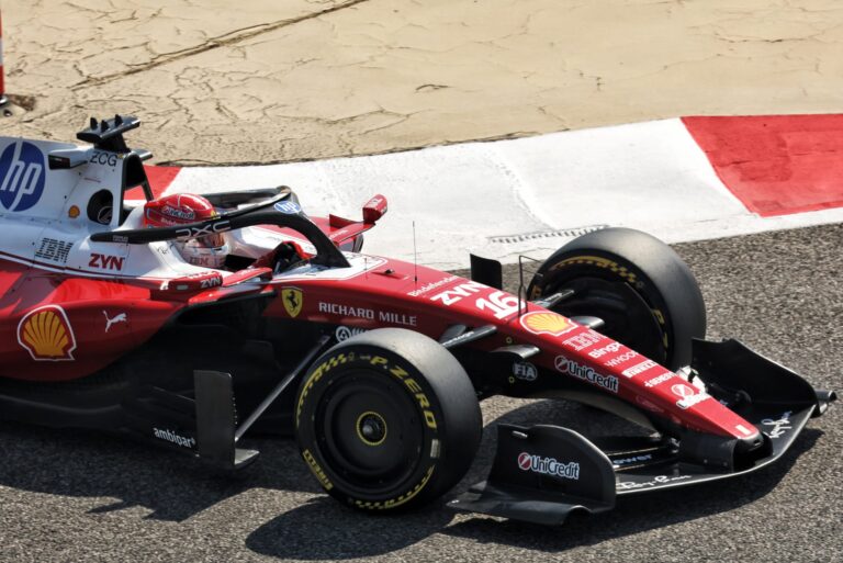 Charles Leclerc conducând un monopost Ferrari pe circuitul de Formula 1 în timpul antrenamentelor.