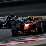 Mașini de Formula 1 ale echipelor McLaren și Aston Martin concurând pe circuitul din Melbourne în timpul Marelui Premiu al Australiei.