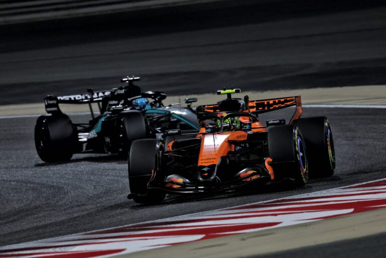 Mașini de Formula 1 ale echipelor McLaren și Aston Martin concurând pe circuitul din Melbourne în timpul Marelui Premiu al Australiei.
