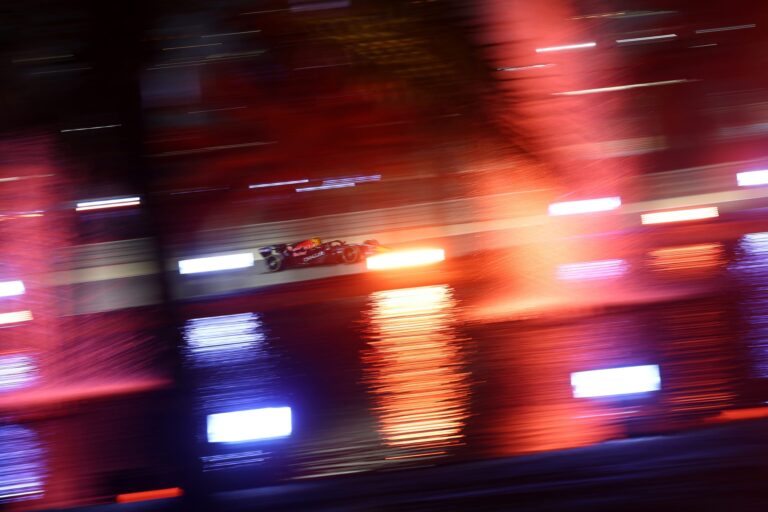 Mașină de Formula 1 cu motorul Red Bull în timpul testelor din 2026, ilustrând performanța și tehnologia avansată a noii unități de putere.