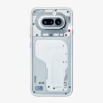 Design-ul smartphone-ului Nothing Phone (4a) cu iluminare LED pe spate și construcție premium.