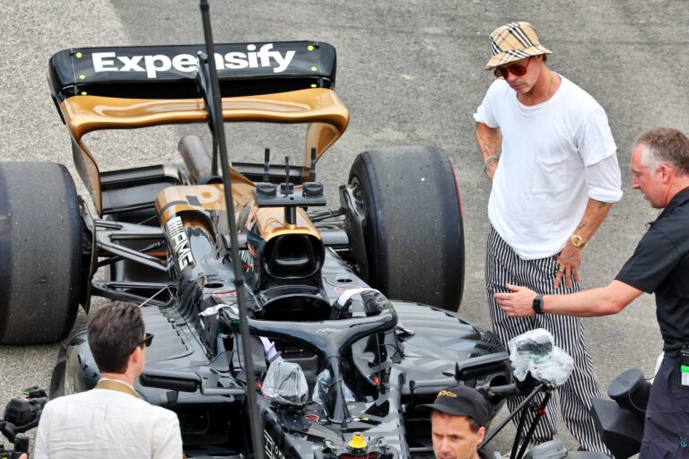 Scenă dintr-un film aflat în producție despre Formula 1, prezentând mașini de curse și atmosfera din spatele culiselor.