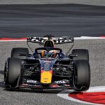 Monopost Red Bull RB20 al lui Max Verstappen pe circuit, evidențiind designul și tehnologia avansată în Formula 1, sezonul 2026.