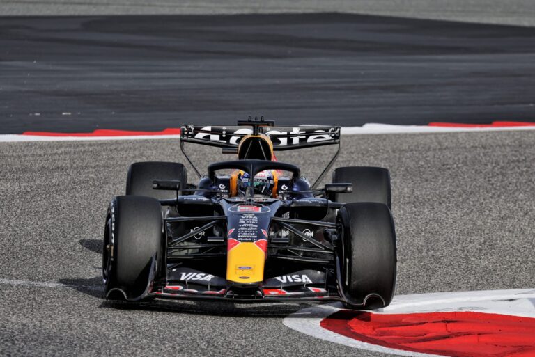 Monopost Red Bull RB20 al lui Max Verstappen pe circuit, evidențiind designul și tehnologia avansată în Formula 1, sezonul 2026.