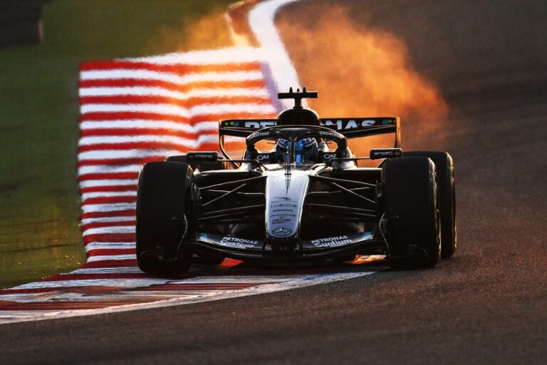 Monoposturi de Formula 1 pe pistă în timpul testelor din 2026, evidențiind modificările de design și aerodinamică.