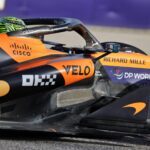 Lando Norris și Max Verstappen pe circuitul de Formula 1 în 2026, în timpul unei sesiuni de antrenamente sau curse.
