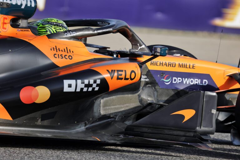 Lando Norris și Max Verstappen pe circuitul de Formula 1 în 2026, în timpul unei sesiuni de antrenamente sau curse.