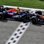 Monoposturi Mercedes și Red Bull pe circuitul de Formula 1 în 2026, evidențiind competiția pentru performanță pe sectoarele rapide.