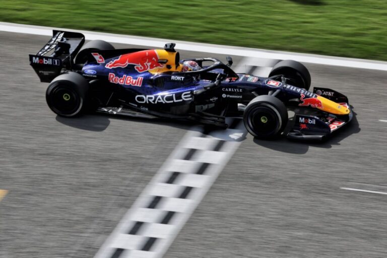 Monoposturi Mercedes și Red Bull pe circuitul de Formula 1 în 2026, evidențiind competiția pentru performanță pe sectoarele rapide.