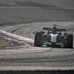 Mașină de Formula 1 Red Bull RB22 pe circuit, în timpul testelor pentru sezonul 2026.