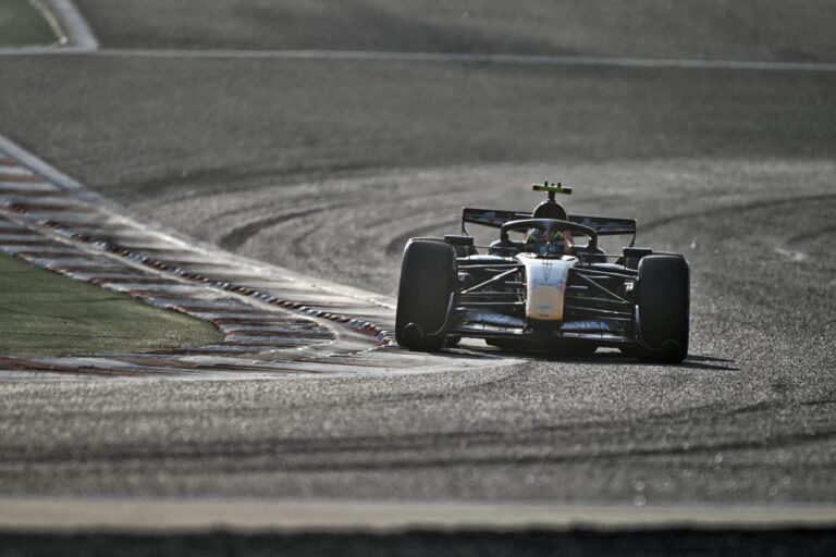 Mașină de Formula 1 Red Bull RB22 pe circuit, în timpul testelor pentru sezonul 2026.