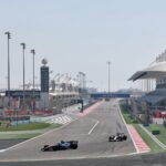 Mașini de Formula 1 pe pista de curse, ilustrând pregătirile pentru modificările la starturile din 2026.