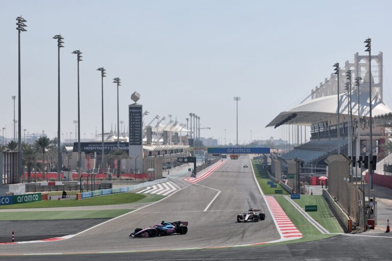 Mașini de Formula 1 pe pista de curse, ilustrând pregătirile pentru modificările la starturile din 2026.