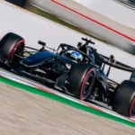 Fernando Alonso la volanul monopostului Aston Martin AMR26 pe circuitul din Barcelona în timpul testelor de shakedown pentru sezonul 2026.