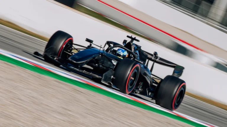 Fernando Alonso la volanul monopostului Aston Martin AMR26 pe circuitul din Barcelona în timpul testelor de shakedown pentru sezonul 2026.