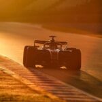 Monopost Ferrari SF-24 pe circuit în timpul testelor pentru sezonul de Formula 1 2026.