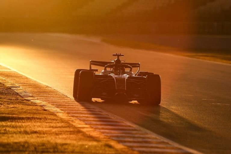 Monopost Ferrari SF-24 pe circuit în timpul testelor pentru sezonul de Formula 1 2026.