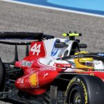 Monopost Ferrari cu aripa spate montată greșit în poziție inversată, în timpul testelor pentru Formula 1 2026.