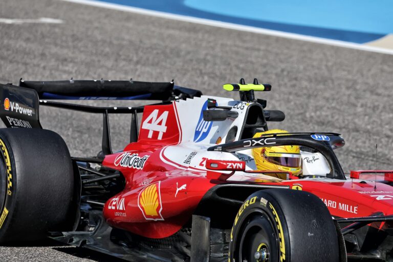 Monopost Ferrari cu aripa spate montată greșit în poziție inversată, în timpul testelor pentru Formula 1 2026.