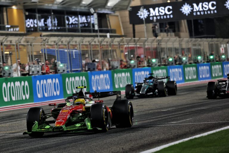 Mașină de Formula 1 Ferrari pe circuit, pregătită pentru sezonul 2026, în cadrul unui test.