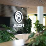 Angajați Ubisoft protestând în fața sediului companiei în cadrul unei greve internaționale de trei zile.