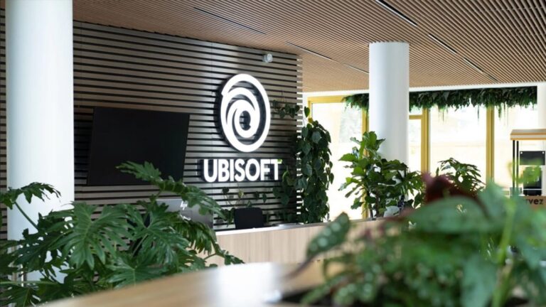 Angajați Ubisoft protestând în fața sediului companiei în cadrul unei greve internaționale de trei zile.