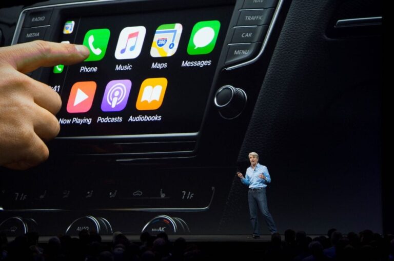 Interfața Apple CarPlay pe ecranul unui automobil, ilustrată în contextul influenței adoptării iOS 26 asupra vânzărilor Tesla.