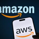 Imagine reprezentând logo-urile Amazon și AWS pe un fundal întunecat, sugerând legătura dintre cele două platforme și impactul erorilor AI asupra serviciilor cloud.