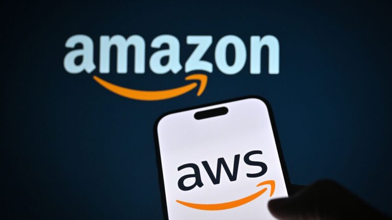 Imagine reprezentând logo-urile Amazon și AWS pe un fundal întunecat, sugerând legătura dintre cele două platforme și impactul erorilor AI asupra serviciilor cloud.