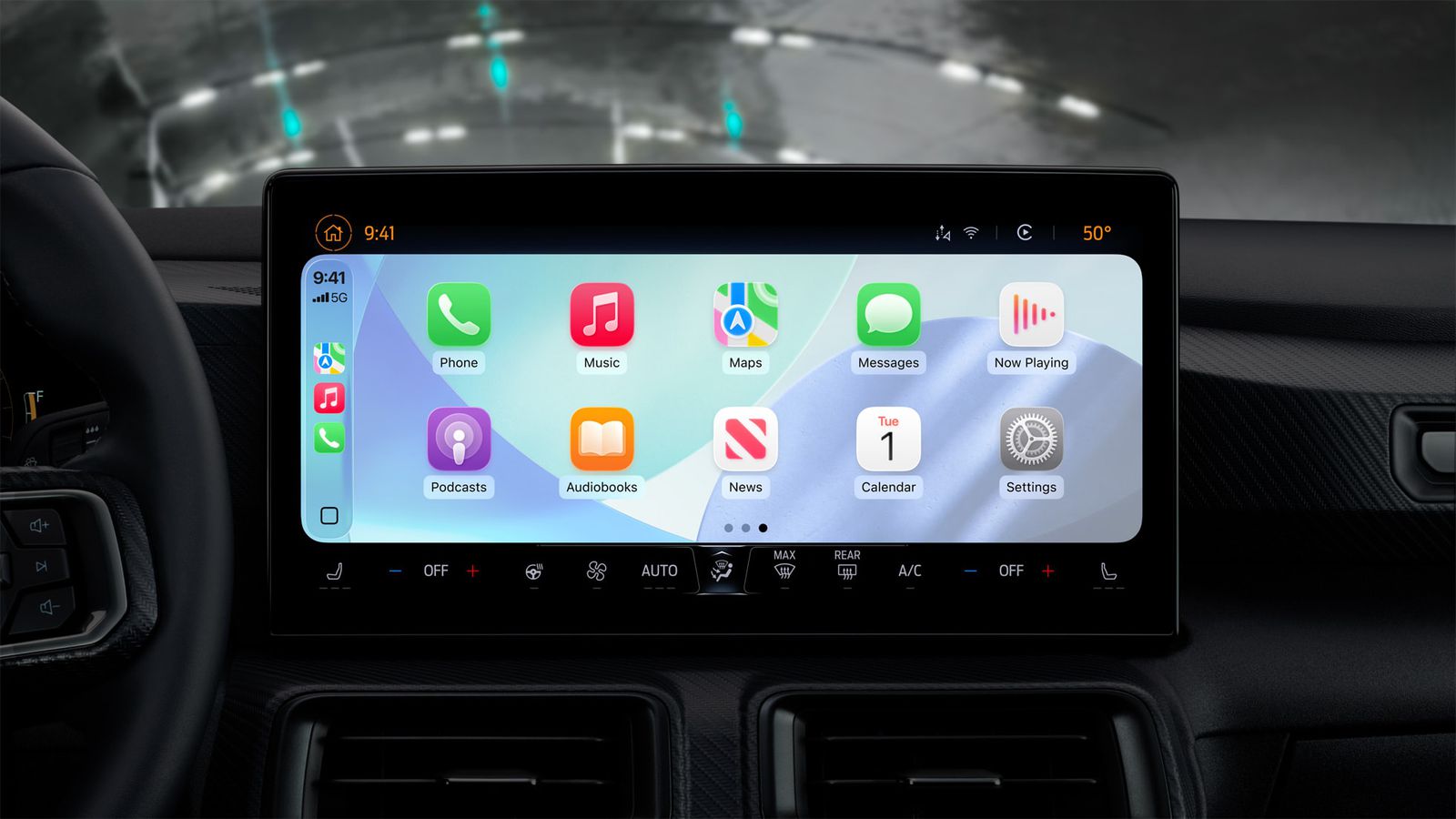 Interfață Apple CarPlay pe display auto cu efect vizual Liquid Glass și iluminare ambientală
